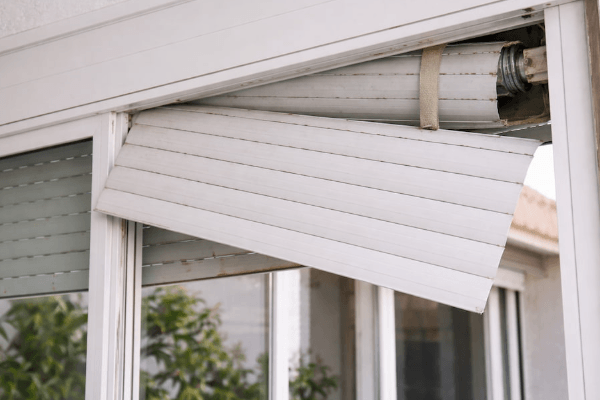 señales de persianas torcidas